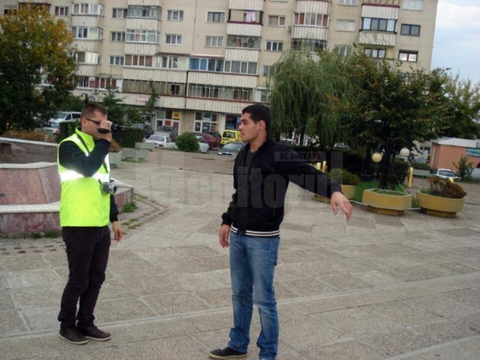 Ieri după-amiază, tânărul de 19 ani a fost dus la reconstituire, pentru a le arăta polițiștilor unde a comis faptele și unde a amanetat bijuteriile furate