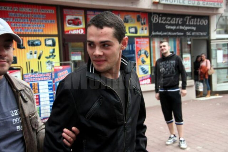 Ieri după-amiază, tânărul de 19 ani a fost dus la reconstituire, pentru a le arăta polițiștilor unde a comis faptele și unde a amanetat bijuteriile furate