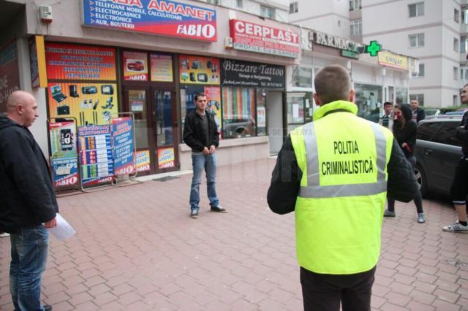 Ieri după-amiază, tânărul de 19 ani a fost dus la reconstituire, pentru a le arăta polițiștilor unde a comis faptele și unde a amanetat bijuteriile furate