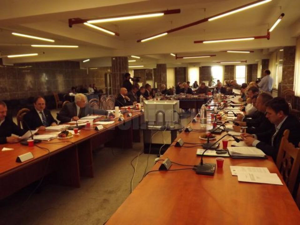 Consilierii locali au dat cu piciorul sumei de 3,7 milioane de lei de la Guvern, dar au blocat si alte proiecte, printr-un vot al orgoliilor