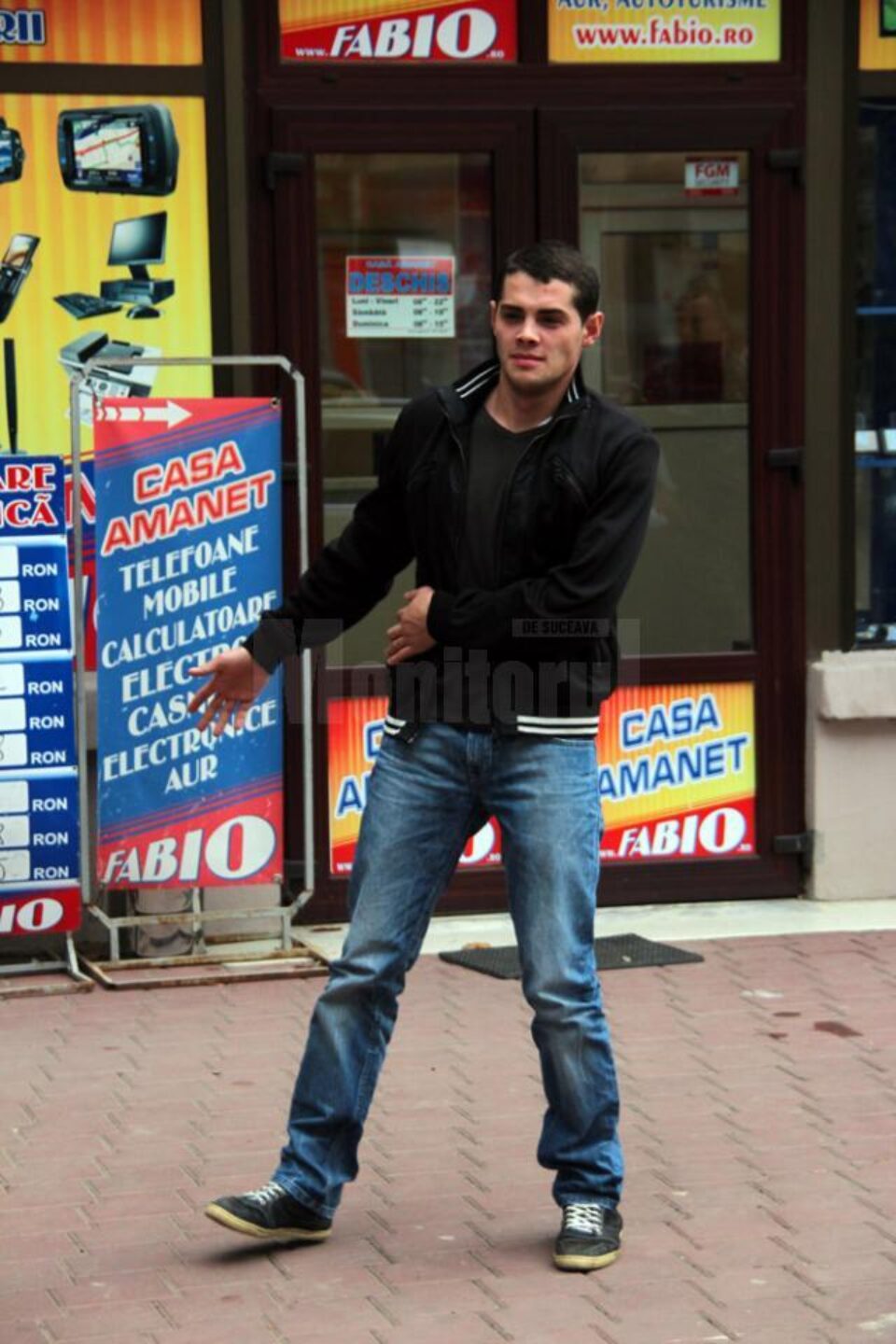 Ieri după-amiază, tânărul de 19 ani a fost dus la reconstituire, pentru a le arăta polițiștilor unde a comis faptele și unde a amanetat bijuteriile furate