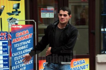 Ieri după-amiază, tânărul de 19 ani a fost dus la reconstituire, pentru a le arăta polițiștilor unde a comis faptele și unde a amanetat bijuteriile furate