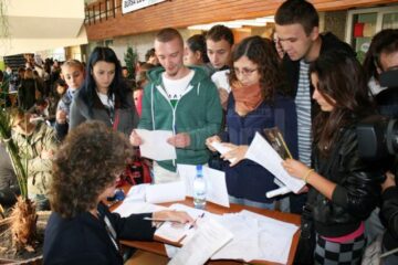 Aglomerație la biroul la care se vizau carnetele de șomaj ale tinerilor