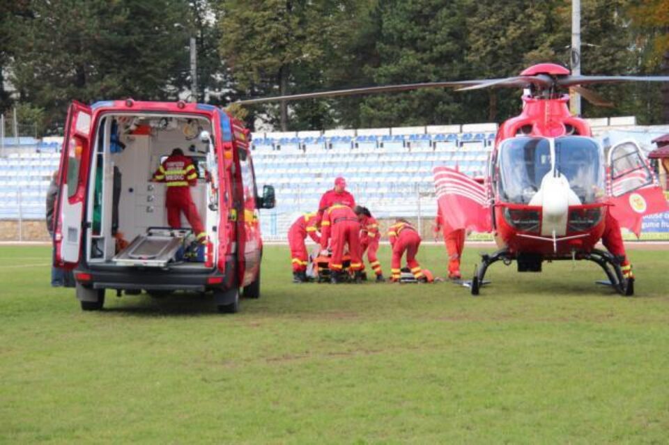 Tânărul a fost transportat cu un elicopter SMURD la Spitalul „Bagdasar Arseni” din București