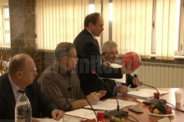 Niculai Barbă i-a dat primarului Lungu mingea echipei de handbal a Sucevei