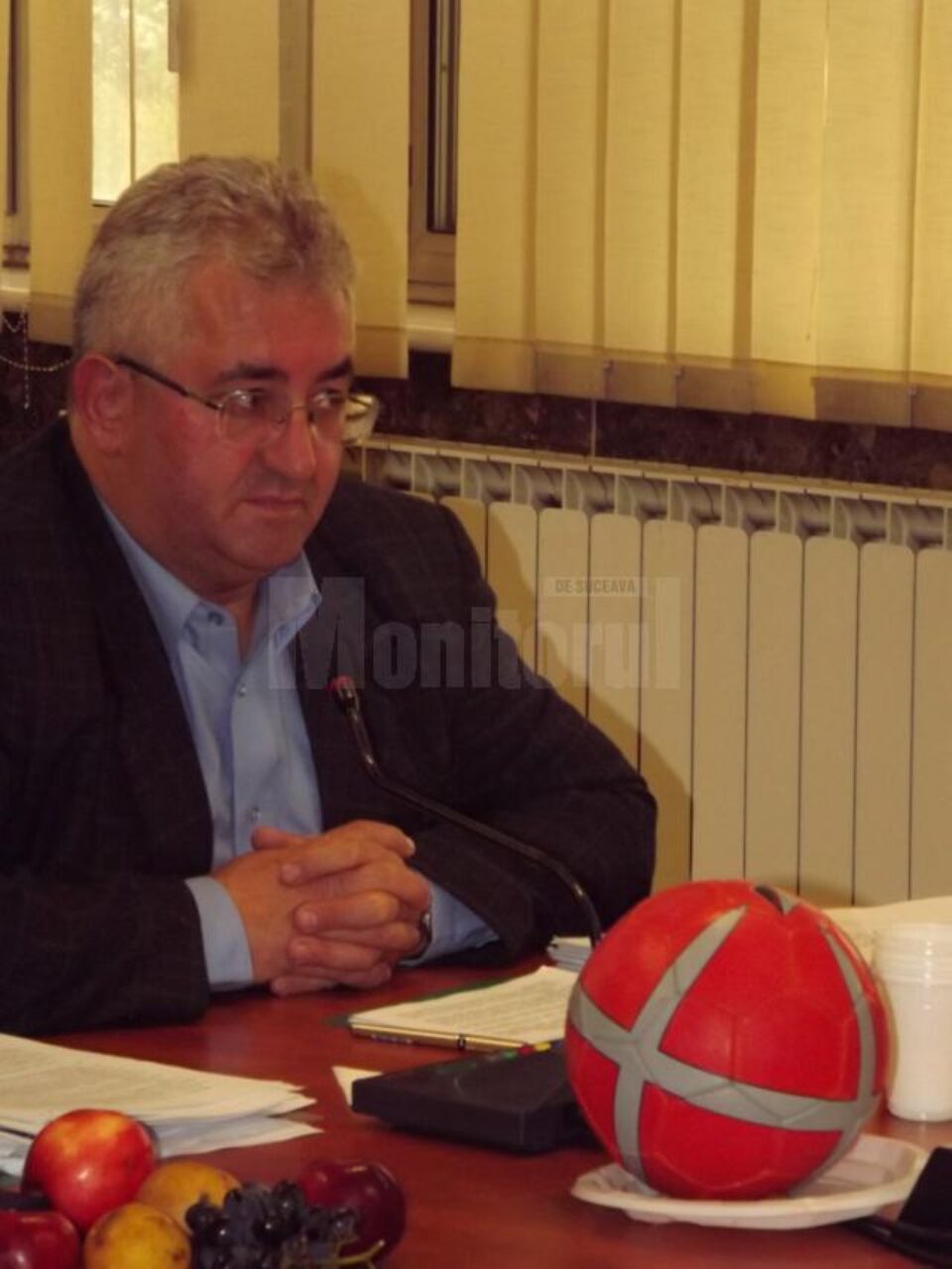 Mingea de handbal a stat în fața primarului pe durata întregii ședințe de Consiliu Local