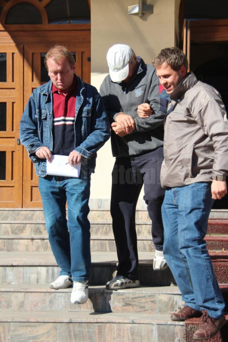 Vasile Puiu Hrițuc scos de politiști din clădirea Palatului de Justiție