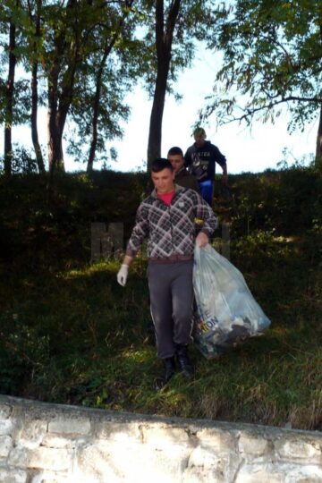 Peste 500 de elevi au făcut curățenie în Fălticeni