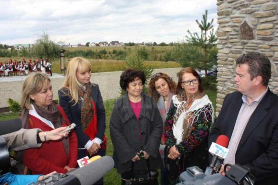 Cătălin Nechifor, alături de Daciana Sârbu și o parte din diplomații care au vizitat Bucovina