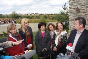 Cătălin Nechifor, alături de Daciana Sârbu și o parte din diplomații care au vizitat Bucovina