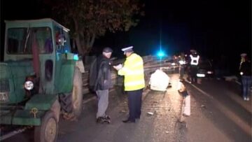 Un tânăr mort, alți trei răniți, din cauza unui inconștient care conducea un tractor cu remorcă nesemnalizată