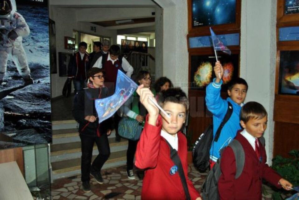 Pasionații de știință și curioșii de toate vârstele au participat vineri la Noaptea Cercetătorilor Pasionații de știință și curioșii de toate vârstele au participat vineri la Noaptea Cercetătorilor