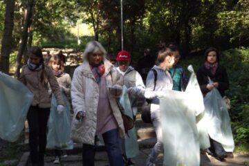 Voluntari implicați în acțiunea de salubrizare a parcului Șipote