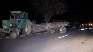 Un tânăr mort, alți trei răniți, din cauza unui inconștient care conducea un tractor cu remorcă nesemnalizată