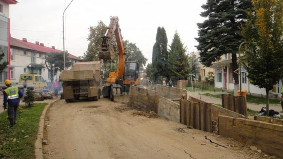 Lucrările derulate prin programul european „Extinderea și reabilitarea rețelelor de apă și apă uzată din aglomerarea Rădăuți” încep să prindă contur