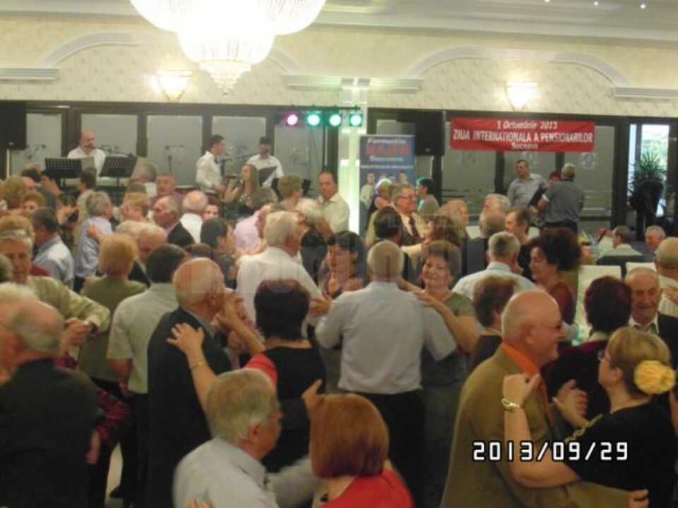 În jur de 190 de suceveni au participat, duminică, la petrecerea organizată de Casa de Ajutor Reciproc a Pensionarilor În jur de 190 de suceveni au participat, duminică, la petrecerea organizată de Casa de Ajutor Reciproc a Pensionarilor