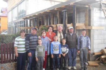 Femeile liberale au dus ajutoare familiilor din Cornu Luncii rămase fără case în urma unui incendiu