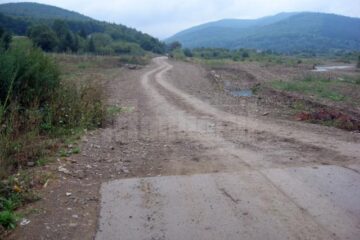 Porțiunea de drum care a fost ruptă de ape în 2010