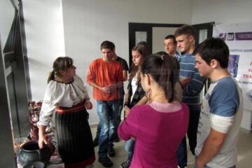 Elevi fălticeneni învață tehnicile tradiționale de olărit