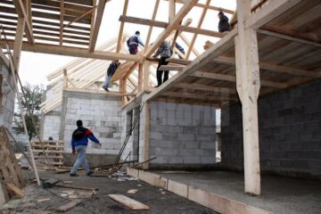 Casele au fost ridicate în trei săptămâni după ce, zilnic, au lucrat peste 50 de oameni
