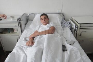 Costel Tei, în vârstă de 16 ani, a fost internat la secția chirurgie cu diagnosticul „traumatism cranio-cerebral, comoție cerebrală”