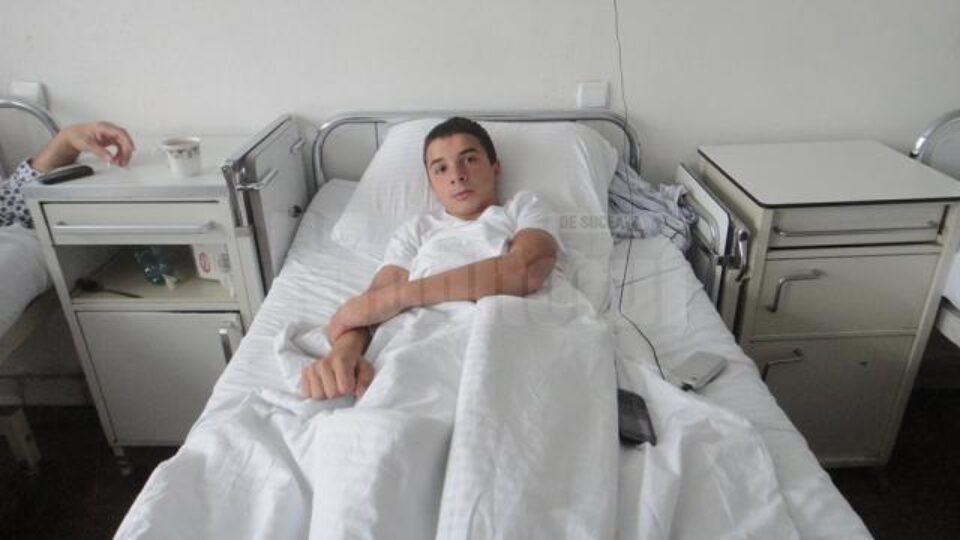 Costel Tei, în vârstă de 16 ani, a fost internat la secția chirurgie cu diagnosticul „traumatism cranio-cerebral, comoție cerebrală” Costel Tei, în vârstă de 16 ani, a fost internat la secția chirurgie cu diagnosticul „traumatism cranio-cerebral, comoție cerebrală”