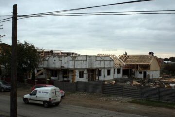 La acest nivel au ajuns casele până ieri, în aceste zile lucrându-se la acoperișuri