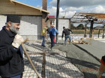 Părintele Gabriel Puiu Florea a adunat în jurul său zeci de voluntari