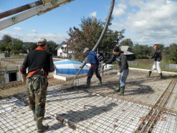 Casele au fost ridicate în trei săptămâni după ce, zilnic, au lucrat peste 50 de oameni