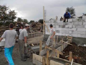 Casele au fost ridicate în trei săptămâni după ce, zilnic, au lucrat peste 50 de oameni
