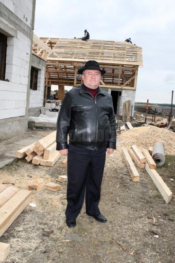 Primarul Gheorghe Fron: „Pe 6 septembrie au ars casele celor doi frați și până pe 6 noiembrie vom termina de acoperit ambele case și vom trece la lucrările de finisaj din interior”