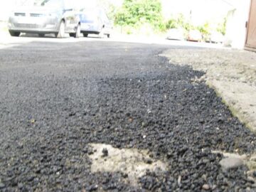 Treabă de mântuială în Rădăuți, unde asfaltul turnat în urmă cu o săptămână a început deja să se transforme în „mălai”