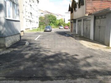 Treabă de mântuială în Rădăuți, unde asfaltul turnat în urmă cu o săptămână a început deja să se transforme în „mălai”
