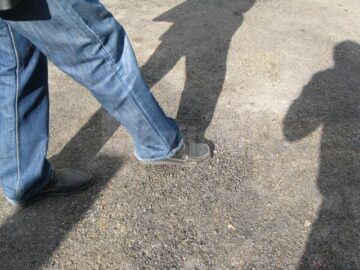 Treabă de mântuială în Rădăuți, unde asfaltul turnat în urmă cu o săptămână a început deja să se transforme în „mălai”