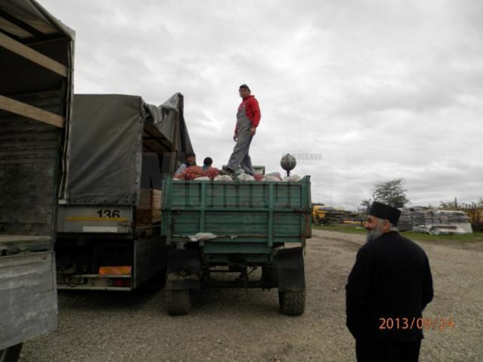 Primarul și preoții din Cornu Luncii au dus un camion cu ajutoare la Galați