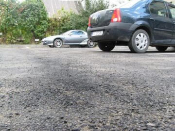 Treabă de mântuială în Rădăuți, unde asfaltul turnat în urmă cu o săptămână a început deja să se transforme în „mălai”