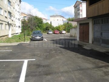 Treabă de mântuială în Rădăuți, unde asfaltul turnat în urmă cu o săptămână a început deja să se transforme în „mălai”