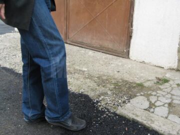 Treabă de mântuială în Rădăuți, unde asfaltul turnat în urmă cu o săptămână a început deja să se transforme în „mălai”