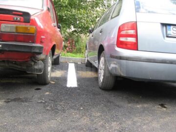 Treabă de mântuială în Rădăuți, unde asfaltul turnat în urmă cu o săptămână a început deja să se transforme în „mălai”