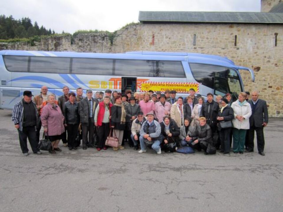 Peste 70 de pensionari ceferiști au beneficiat de o excursie în județul Neamț