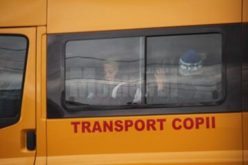La o singură cursă, microbuzul școlar din Fântâna Mare transportă de două ori mai mulți elevi decât prevede legea