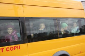 Peste 30 de elevi de gimnaziu, ticsiți zilnic într-un microbuz școlar de 16 locuri
