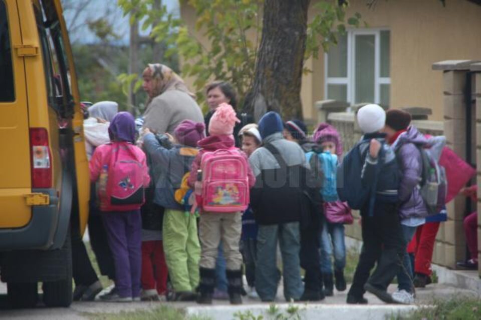 La o singură cursă, microbuzul școlar din Fântâna Mare transportă de două ori mai mulți elevi decât prevede legea