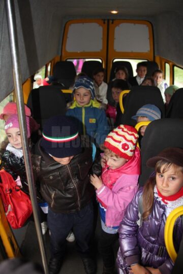 Chiar și după ce o parte din elevi au coborât, microbuzul rămâne tot aglomerat