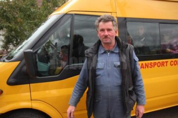 Peste 30 de elevi de gimnaziu, ticsiți zilnic într-un microbuz școlar de 16 locuri