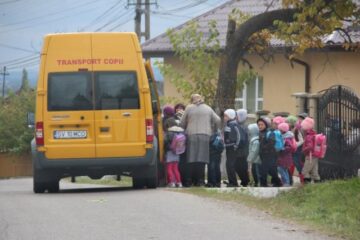 La o singură cursă, microbuzul școlar din Fântâna Mare transportă de două ori mai mulți elevi decât prevede legea