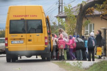 La o singură cursă, microbuzul școlar din Fântâna Mare transportă de două ori mai mulți elevi decât prevede legea