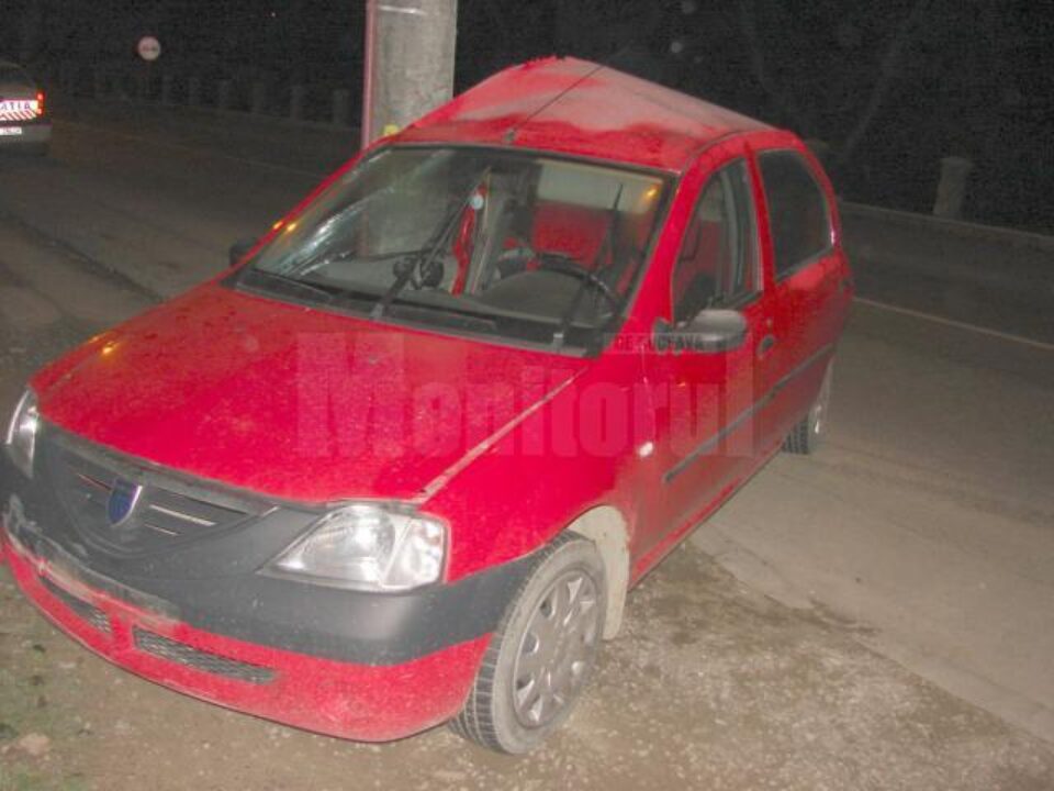 Autoturismul în care se aflau cei patru tineri s-a izbit violent de un stâlp de beton. Foto: Daniel NEAGU Autoturismul în care se aflau cei patru tineri s-a izbit violent de un stâlp de beton. Foto: Daniel NEAGU