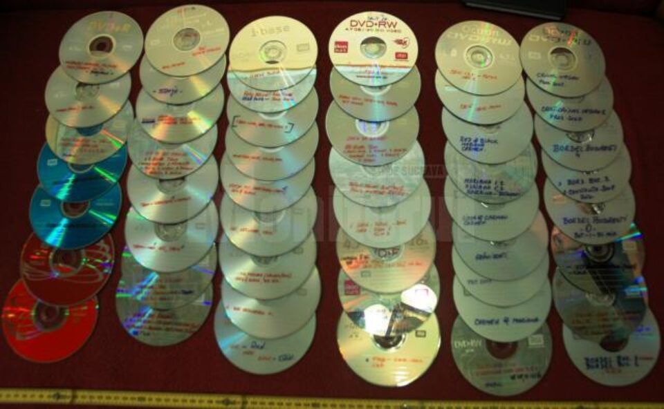 DVD-uri confiscate în urma percheziției