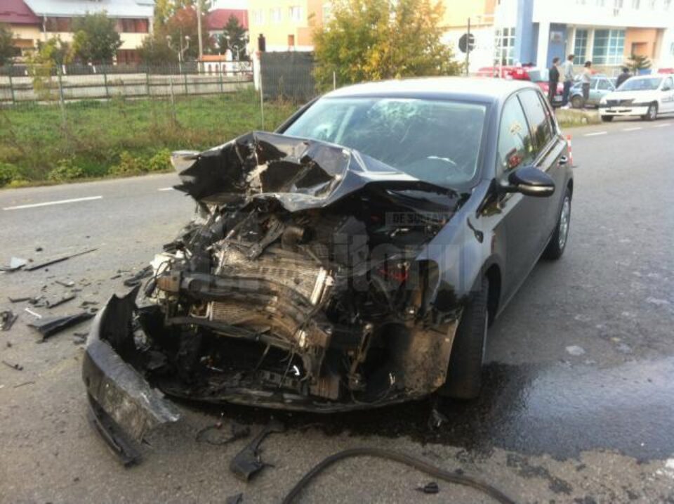 În urma impactului cu autotrenul, autoturismul VW a fost grav avariat, iar șoferul a suferit leziuni